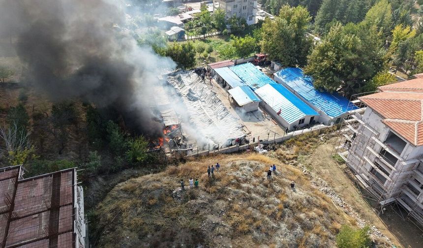 Malatya’da Şantiyeyi Alevler Sardı! Yaklaşık 30 Konteyner Zarar Gördü