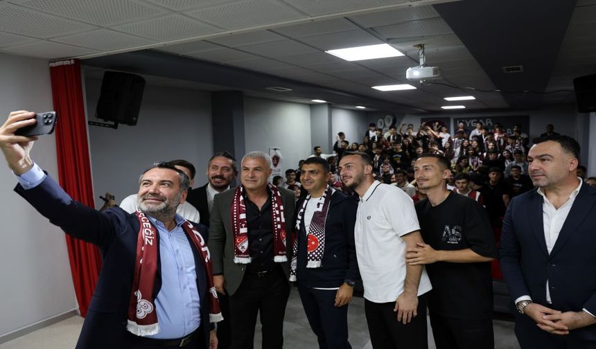 Elazığ’da Öğrencilerden Elazığspor’a Unutulmaz Karşılama! İşte O Görüntüler