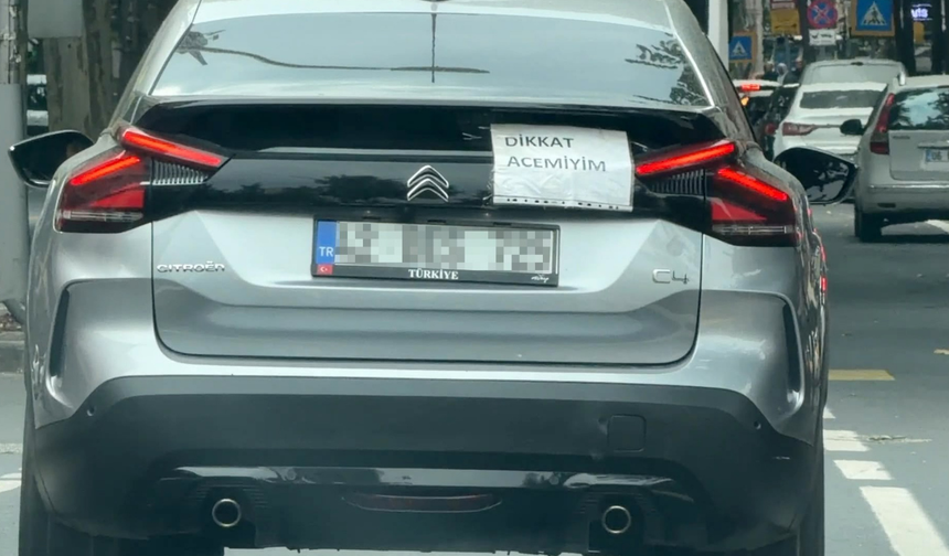 Görenleri Gülümseten Yazı! “Dikkat Acemiyim” Diyerek Trafiğe Çıktı