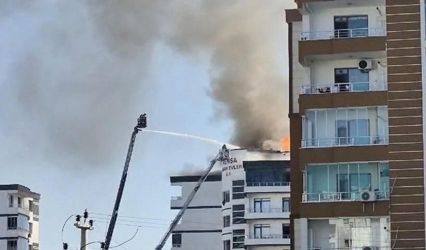 Site Çatısında Korkutan Yangın! Alevler Kısa Sürede Her Yeri Sardı