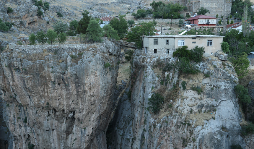 168 Metre Yükseklikteki Evi Gören Dönüp Bir Daha Bakıyor! Bahçesine Köprüyle Ulaşılıyor