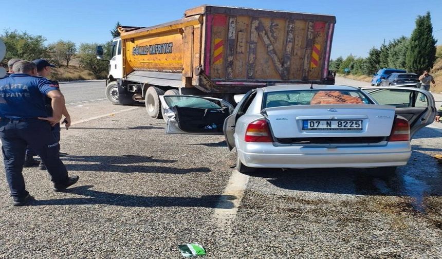 Kamyonun Altına Giren Otomobilden Acı Haber! 2’si Ağır 3 Yaralı