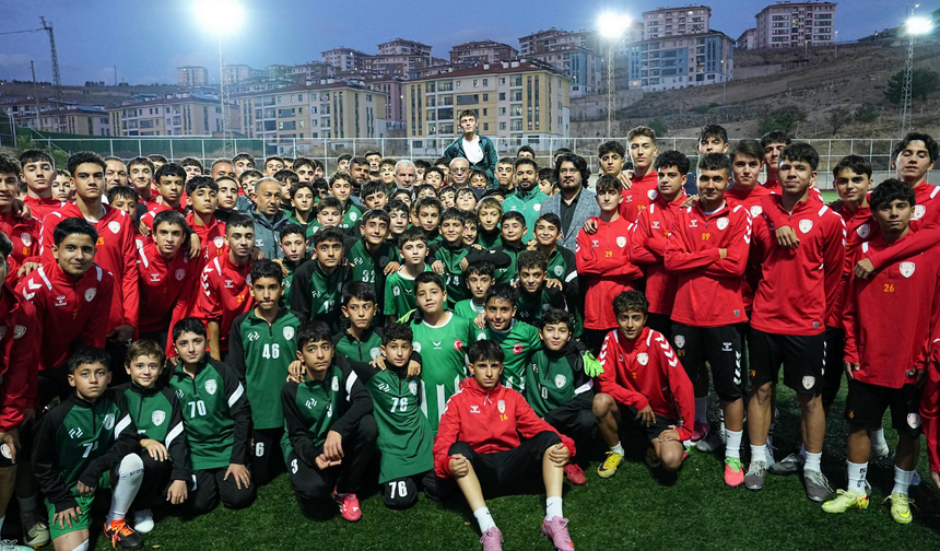 Başkan Geçit’ten Yeşilyurtspor altyapısına moral ziyareti! Geleceğin yıldızlarına yakın takip