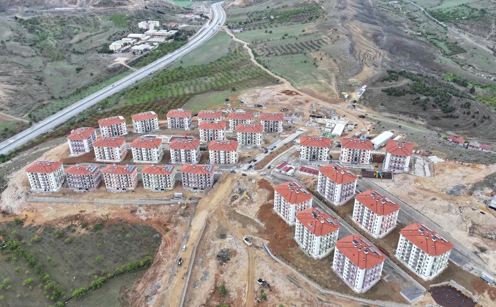 Vali Yavuz, Hekimhan’da konutları inceledi