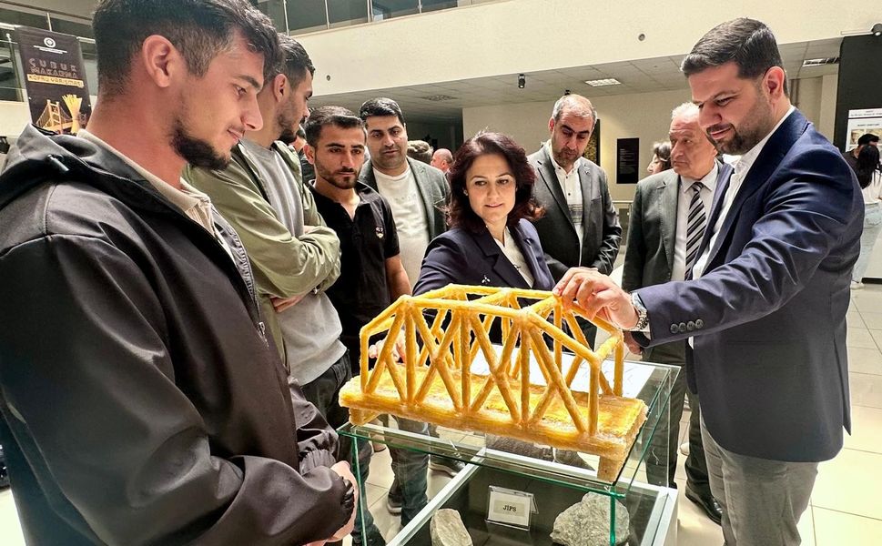 Malatya’da çubuk makarnadan köprü yapıldı!