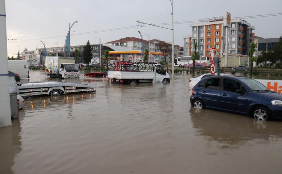 Malatya Sele Teslim: Konteyner Çarşısı Sular Altında, Esnaf Çaresiz!