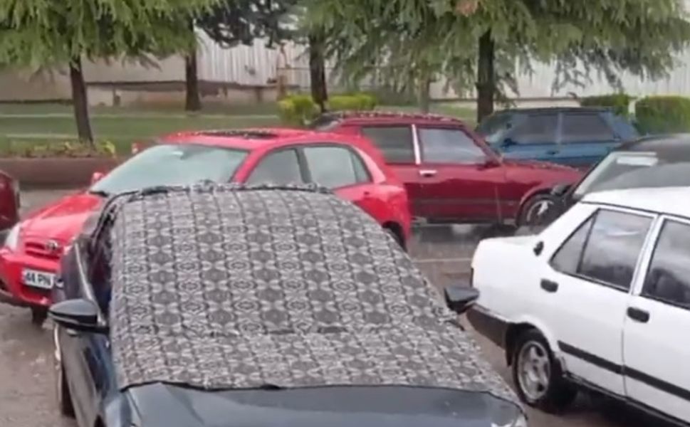 Malatya’da sürücüler araçlarını doludan korudular!