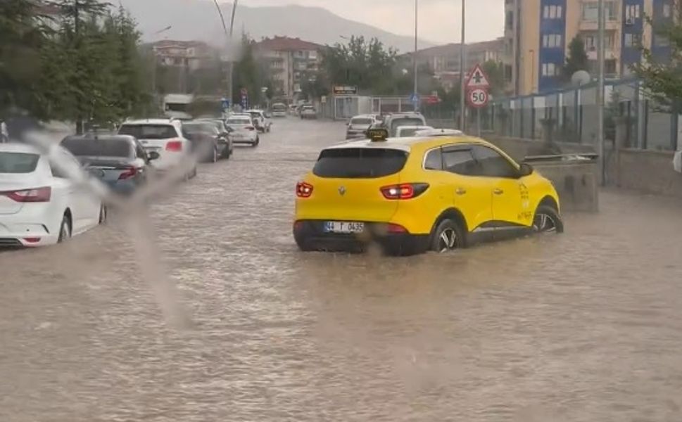 Malatya’da sağanak yağış: Altyapı çöktü, yollar göle döndü