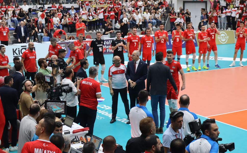 Malatya Taraftarı Ayakta! Sıradaki Hedef: Fenerbahçe – VakıfBank Dev Maçı