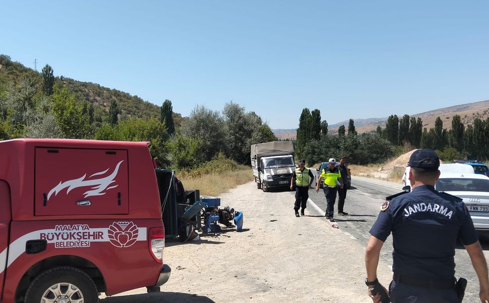 Pütürge'de otomobil ile çapa motoru çarpıştı: 1'i ağır 3 yaralı!