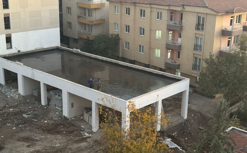Malatya’da ilginç görüntüler! İnşa ettikleri duvarı deldiler