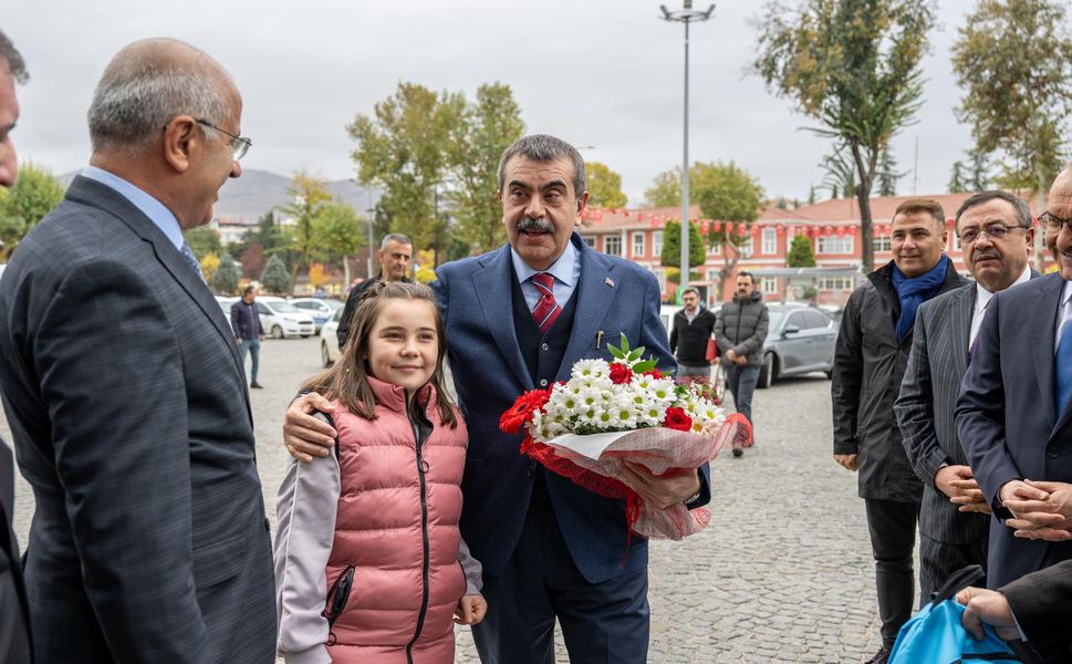 Sami Er, Bakan Tekin’e eğitim yatırımlarını tanıttı