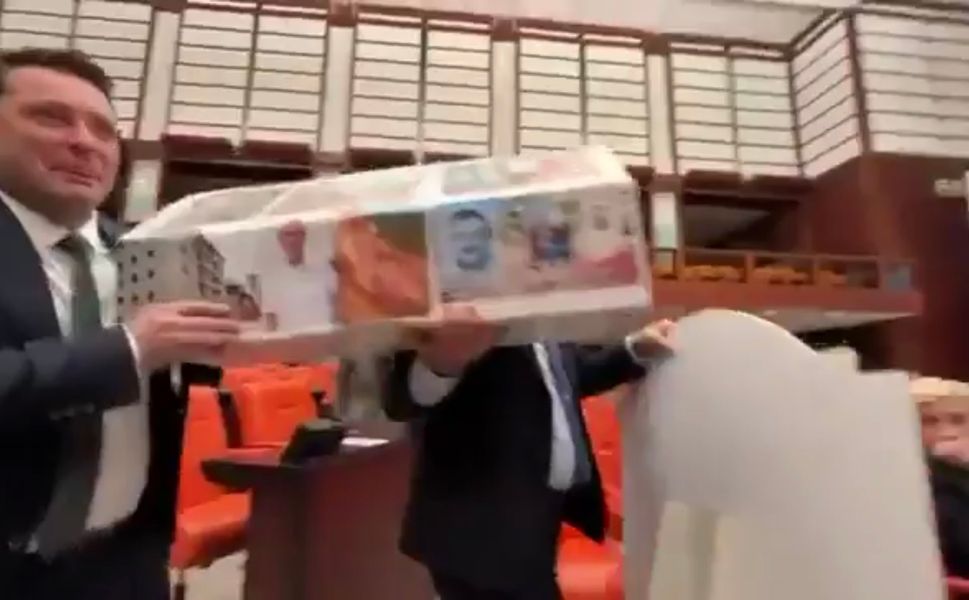 Malatyalı Vekilden Maket Tabutlu Protesto