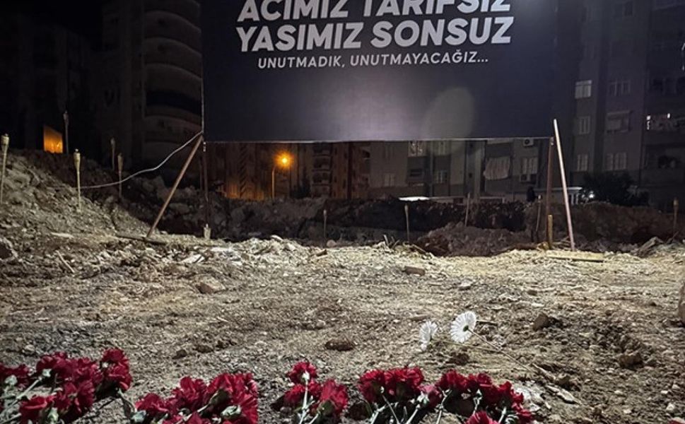 6 Şubat depremlerinin simgesi Hakimbey Apartmanı’nda 78 can için karanfil