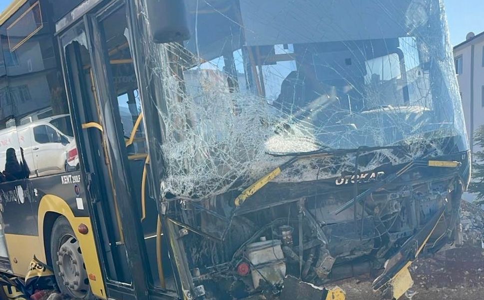 Malatya’da Feci Kaza: MOTAŞ Otobüsü ile Otomobil Çarpıştı