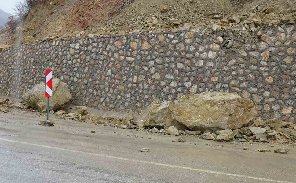 Malatya’da Heyelan Paniği: Dev Kayalar Trafiği Aksattı