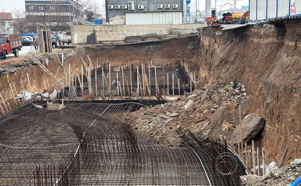 Malatya’da Korkutan Görüntü: Yerinde Dönüşüm Kazısında Yol Çöktü!