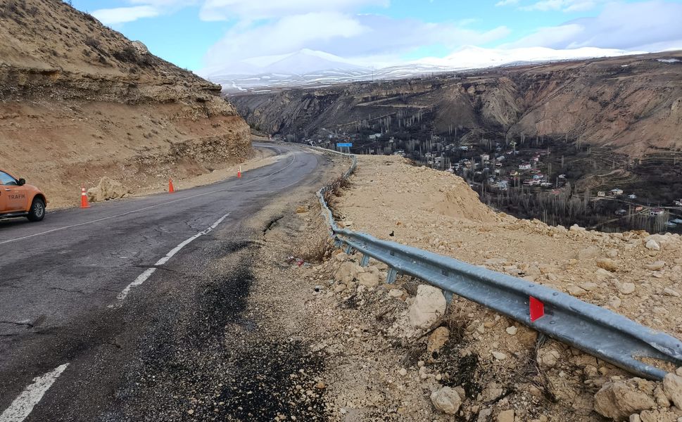 Darende - Elbistan Yolunda Heyelan Alarmları: Vatandaşlardan Çağrı