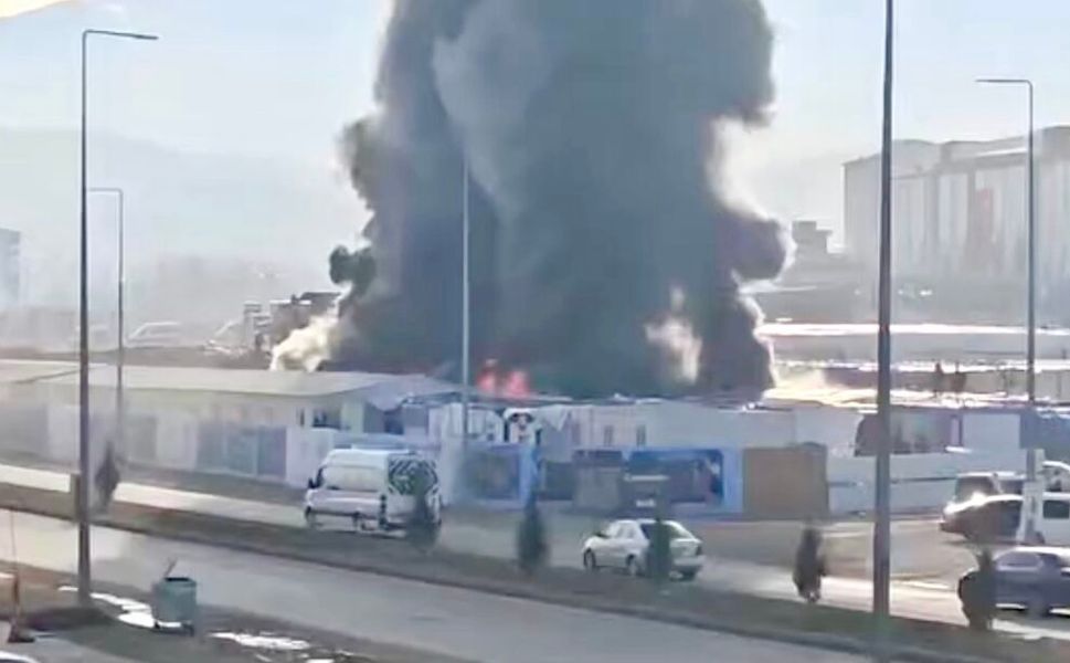 Malatya’da Şantiyede Büyük Yangın: 24 Konteyner Küle Döndü