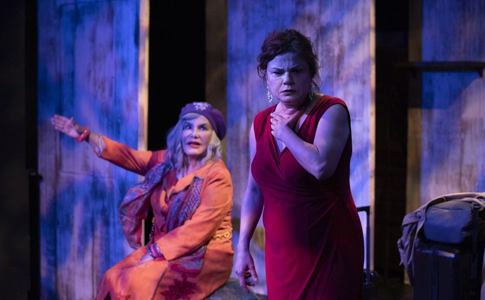 İzmir Devlet Tiyatrosu’nun “Kaçaklar” Oyunu Malatya’da Büyük Beğeni Topladı