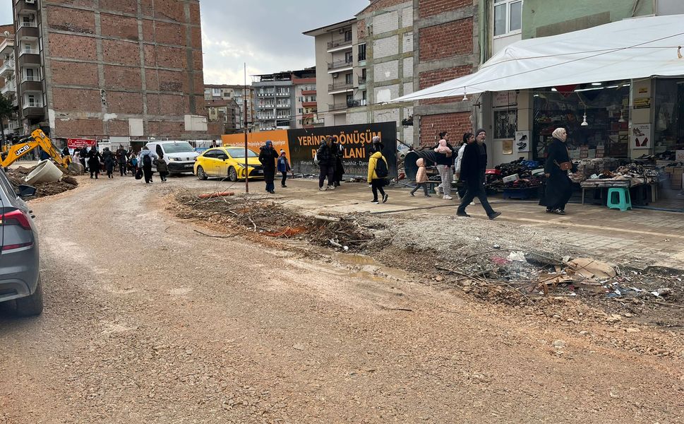 Fırat İlkokulu Velilerinden Yol Tepkisi: “Çocuklarımız Çamurun İçinden Okula Gidiyor”