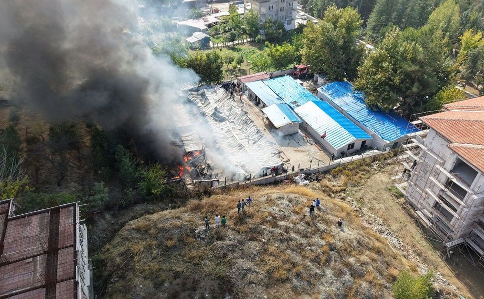 Malatya’da Şantiyeyi Alevler Sardı! Yaklaşık 30 Konteyner Zarar Gördü