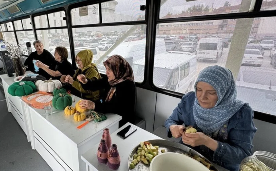 Malatya’da Çöpe Gidenler Artık Para Kazandırıyor! Eski Otobüste Dönüşüm Başladı