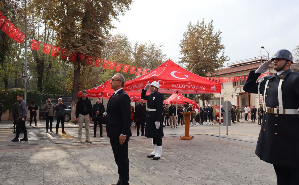 Malatya’da 29 Ekim Coşkusu! Kutlamalar Atatürk Anıtı’nda Başladı
