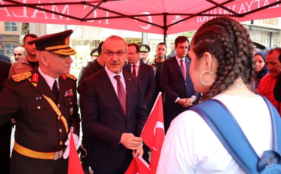 Malatya’da Cumhuriyet Coşkusu! Yeni Cami Meydanı’nda Bayraklar Dağıtıldı
