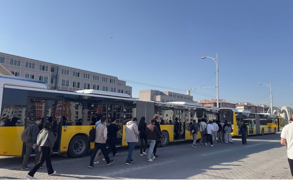 Malatya’da Öğrencilerden 800 Liralık Abonmana Tepki: “Binişe Göre Fiyat Olsun!”