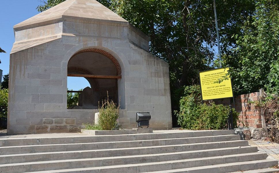 Malatya’da Peygamber Soyundan Geldiği Rivayet Edilen Hâtunun Asırlık Türbesi Dikkat Çekiyor