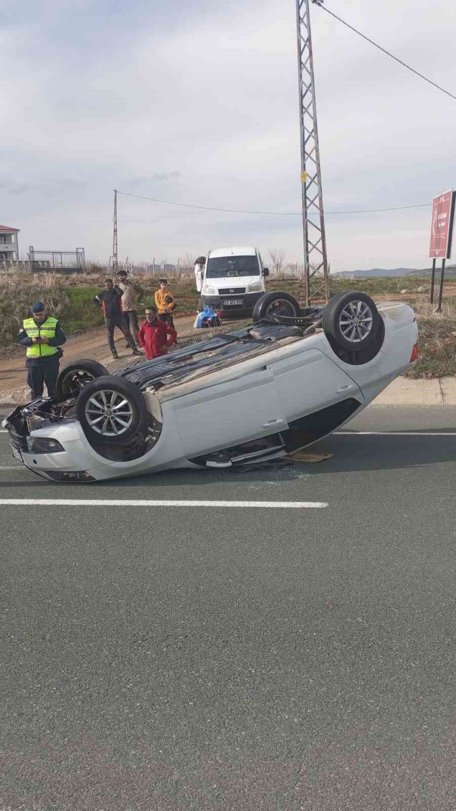 Elazığ'da otomobil ters döndü: 2 yaralı