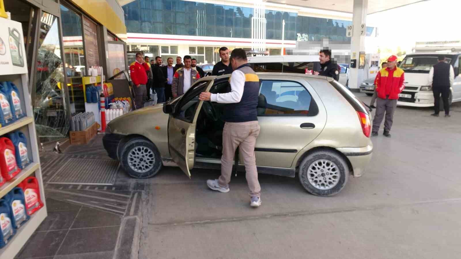 Malatya'da Kasiyerle Tartışan Sürücü Aracıyla İstasyona Daldı