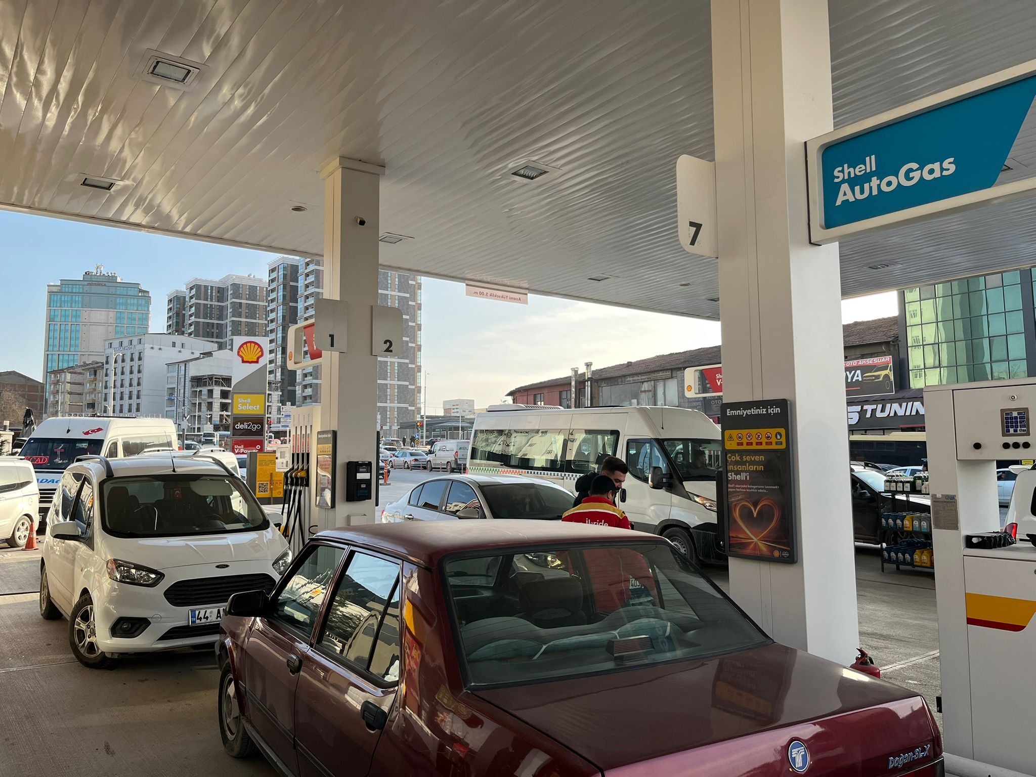 Malatya'da Tarihi Zam Öncesi İstasyonlarda Uzun Kuyruklar Oluştu