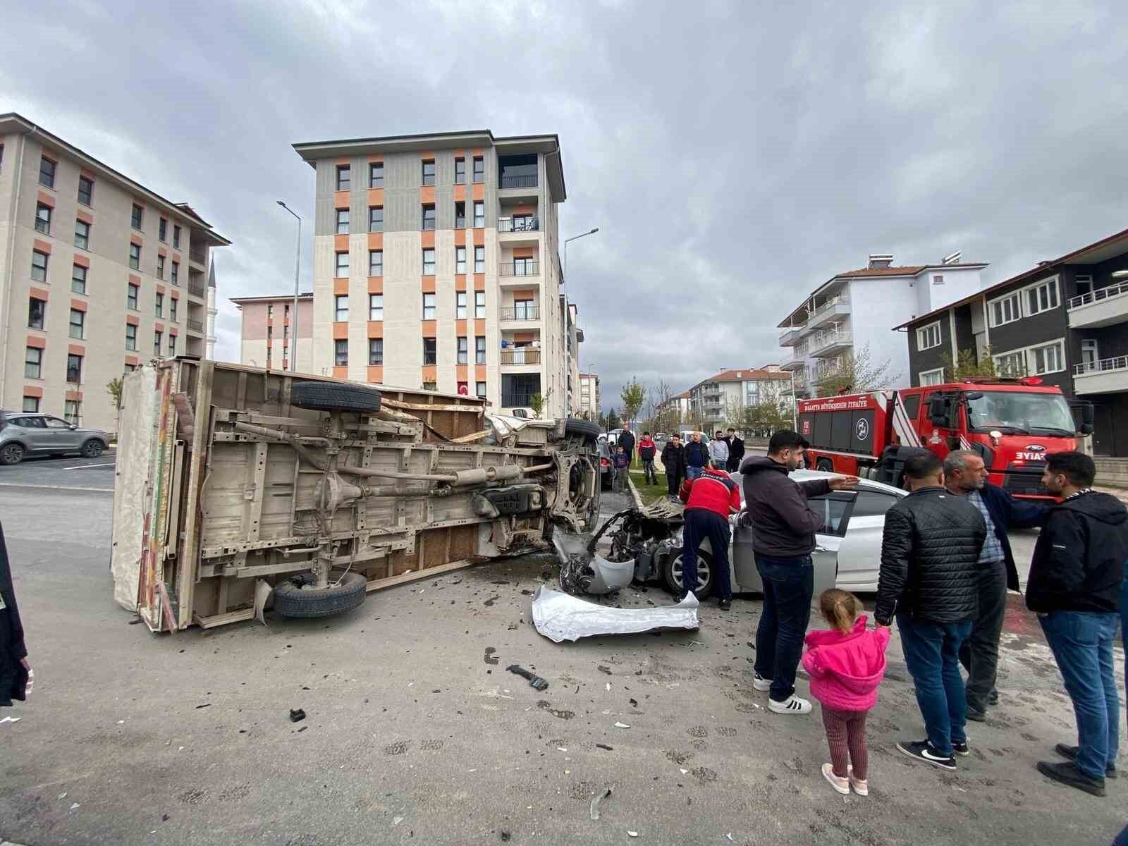 Malatya'da kamyonet ile otomobil çarpıştı: 2 yaralı
