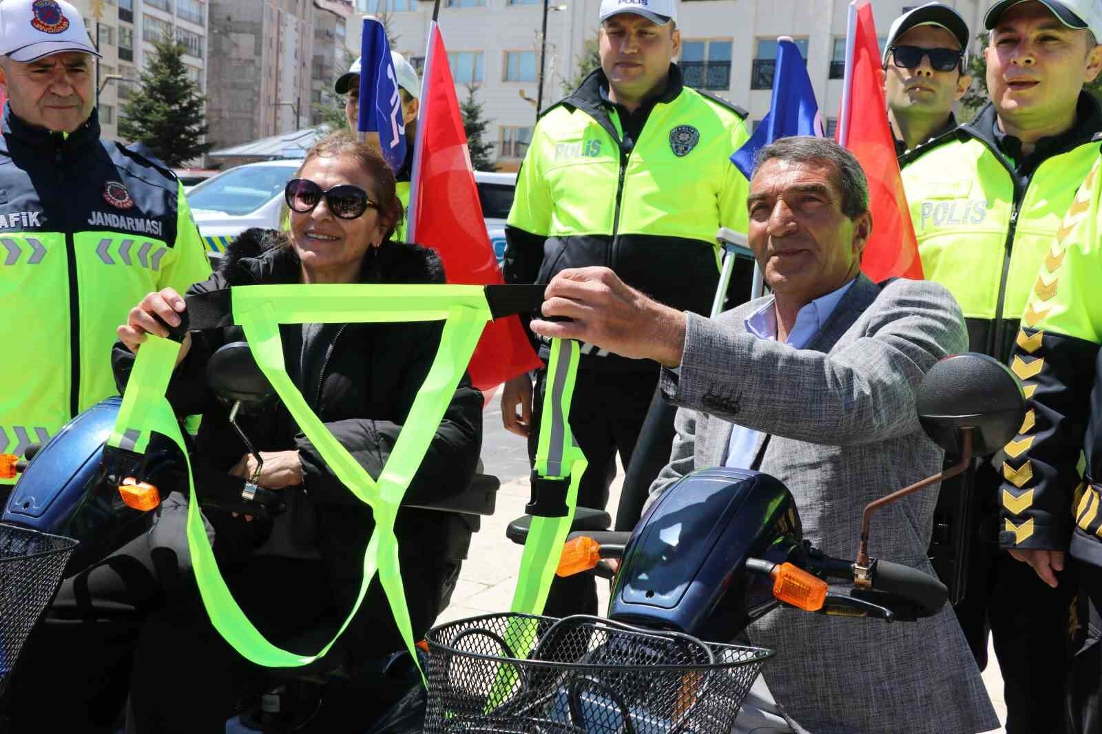 Sivas’ta Türkiye’de Bir İlk! Engelli Bireyler İçin Trafikte Görünürlüğü Artıran Uygulama
