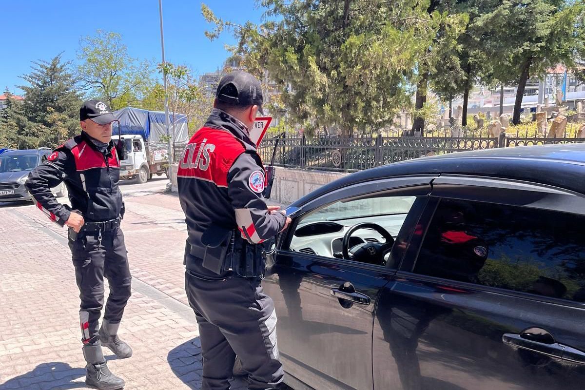 Mezarlıklarda Sıkı Güvenlik: 77 Kişi Sorgulandı