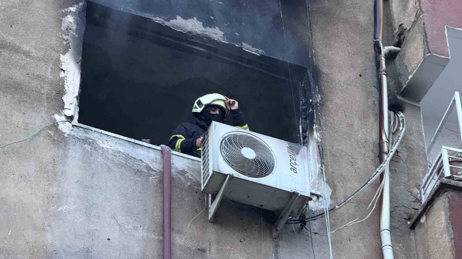 Diyarbakır'da ev yangını: İtfaiye eri yaralandı, 2 kişi dumandan etkilendi