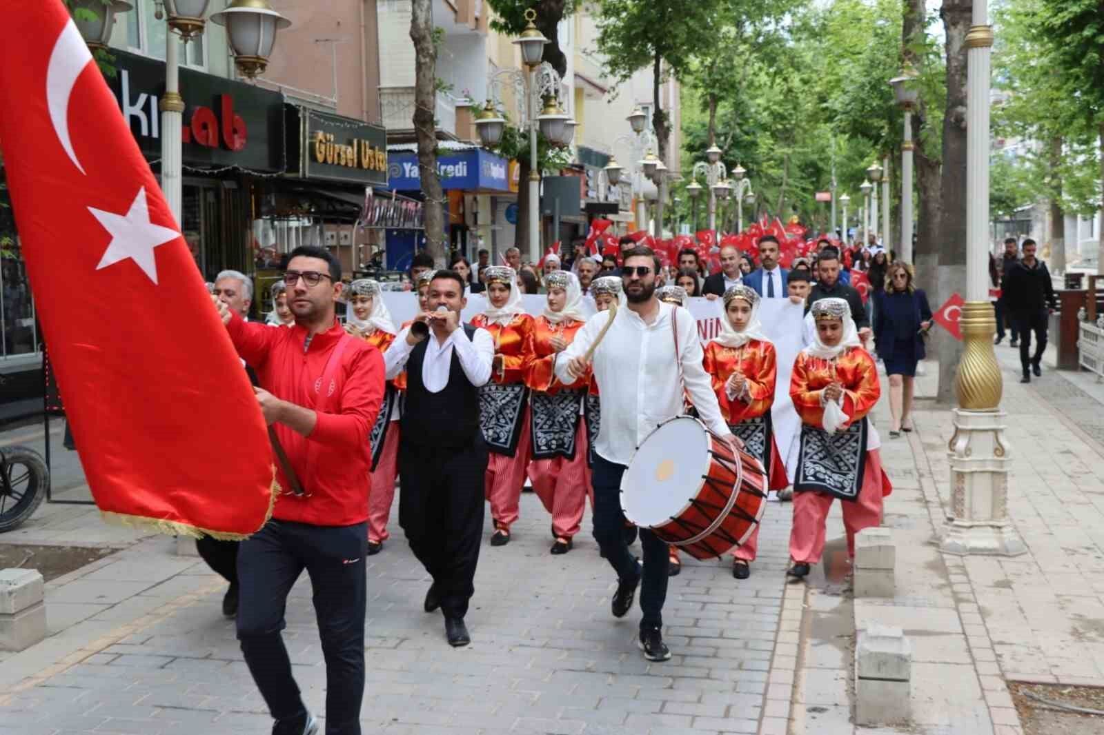 Malatya’da Gençlik Haftası Yürüyüş ve Törenle Başladı