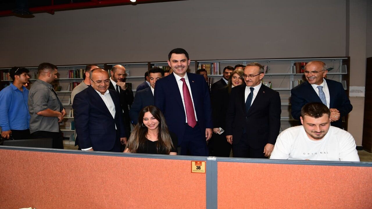 Bakan Murat Kurum, Şehir Kütüphanesi’ni Gezdi 1