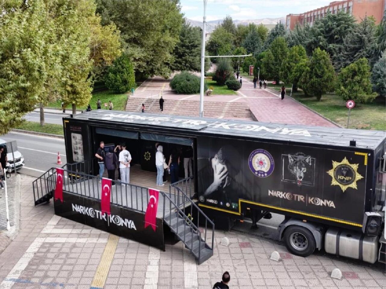 Malatya’da üniversite öğrencilerine uyuşturucu uyarısı: Narko Tır kampüste