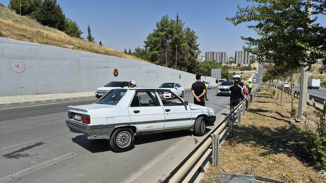 15 Yaşındaki Sürücünün Kullandığı Otomobil Bariyerlere Çarptı: 2 Yaralı