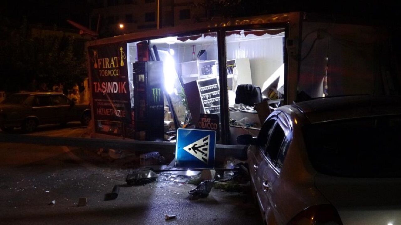 Malatya’da Gece Yarısı Korkutan Kaza! Otomobil Konteyner İş Yerine Daldı