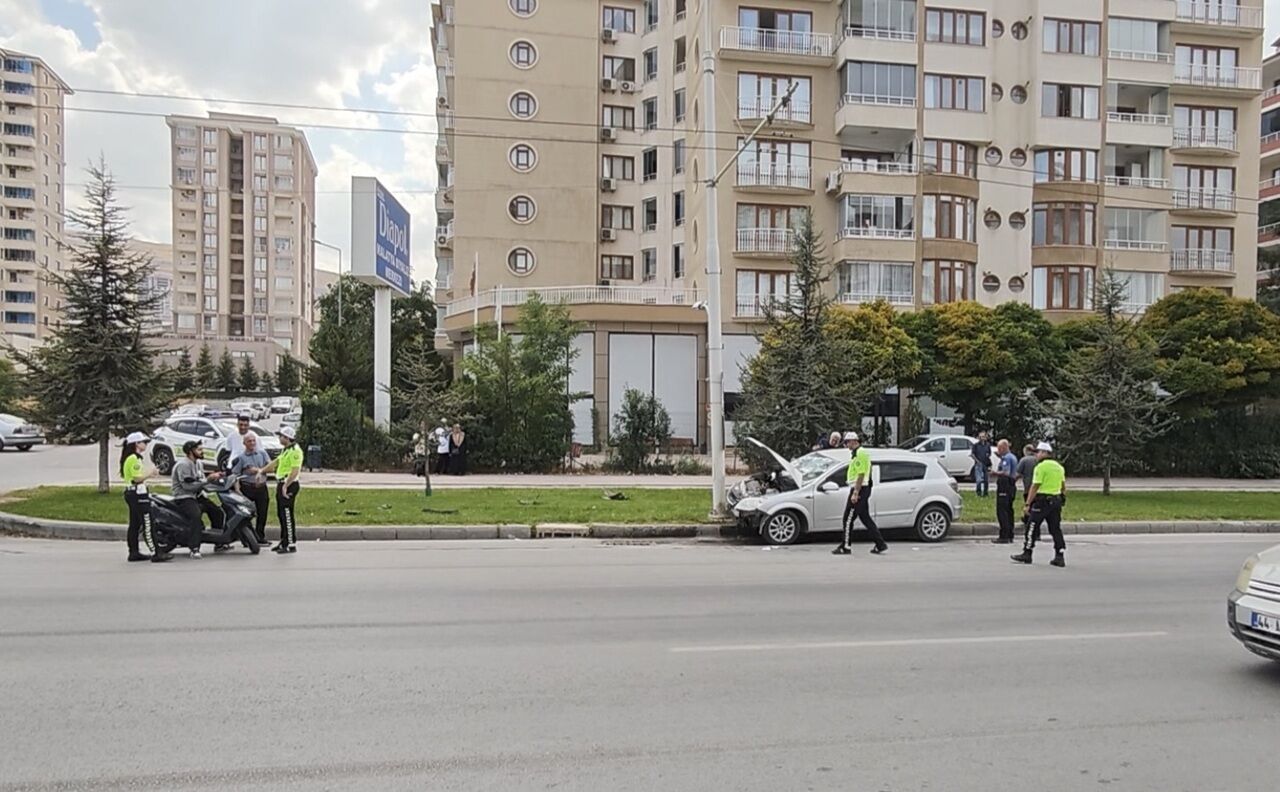 Malatya’da Otomobil Trambüs