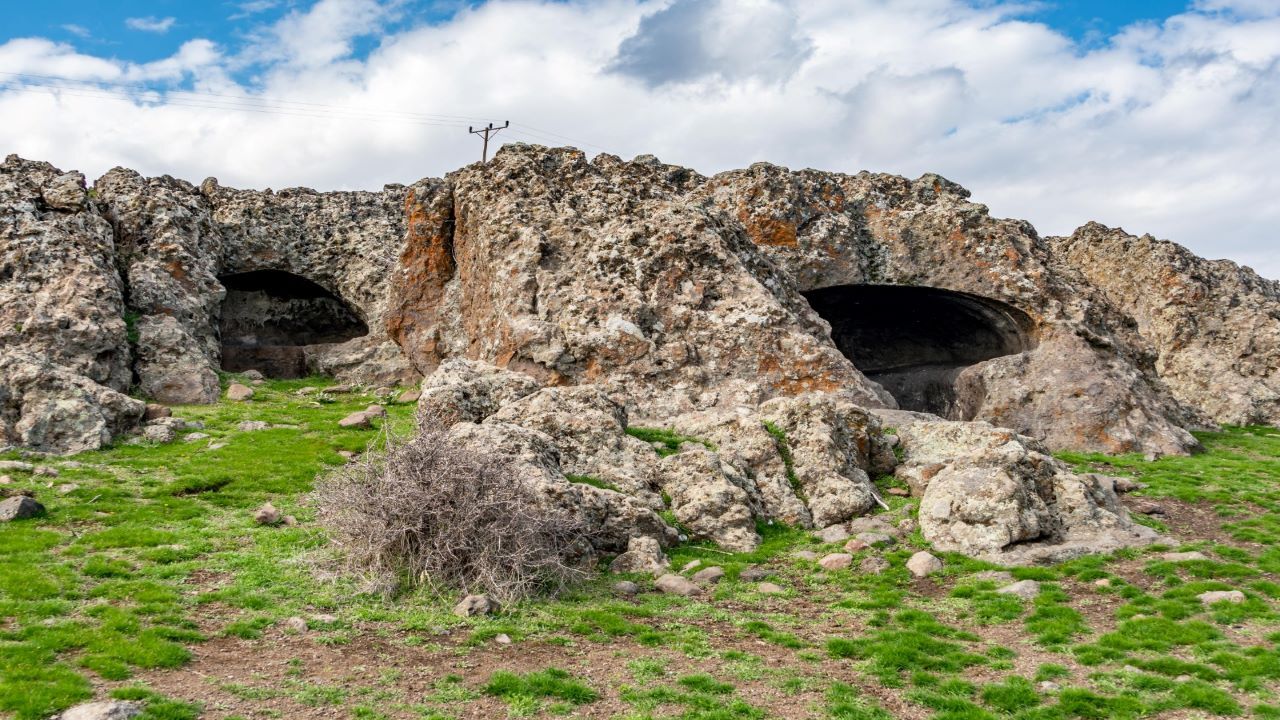 Malatya’da Gören Merak Ediyor! 1.800 Yıllık Mezar Odaları Neden Kayaların İçinde?