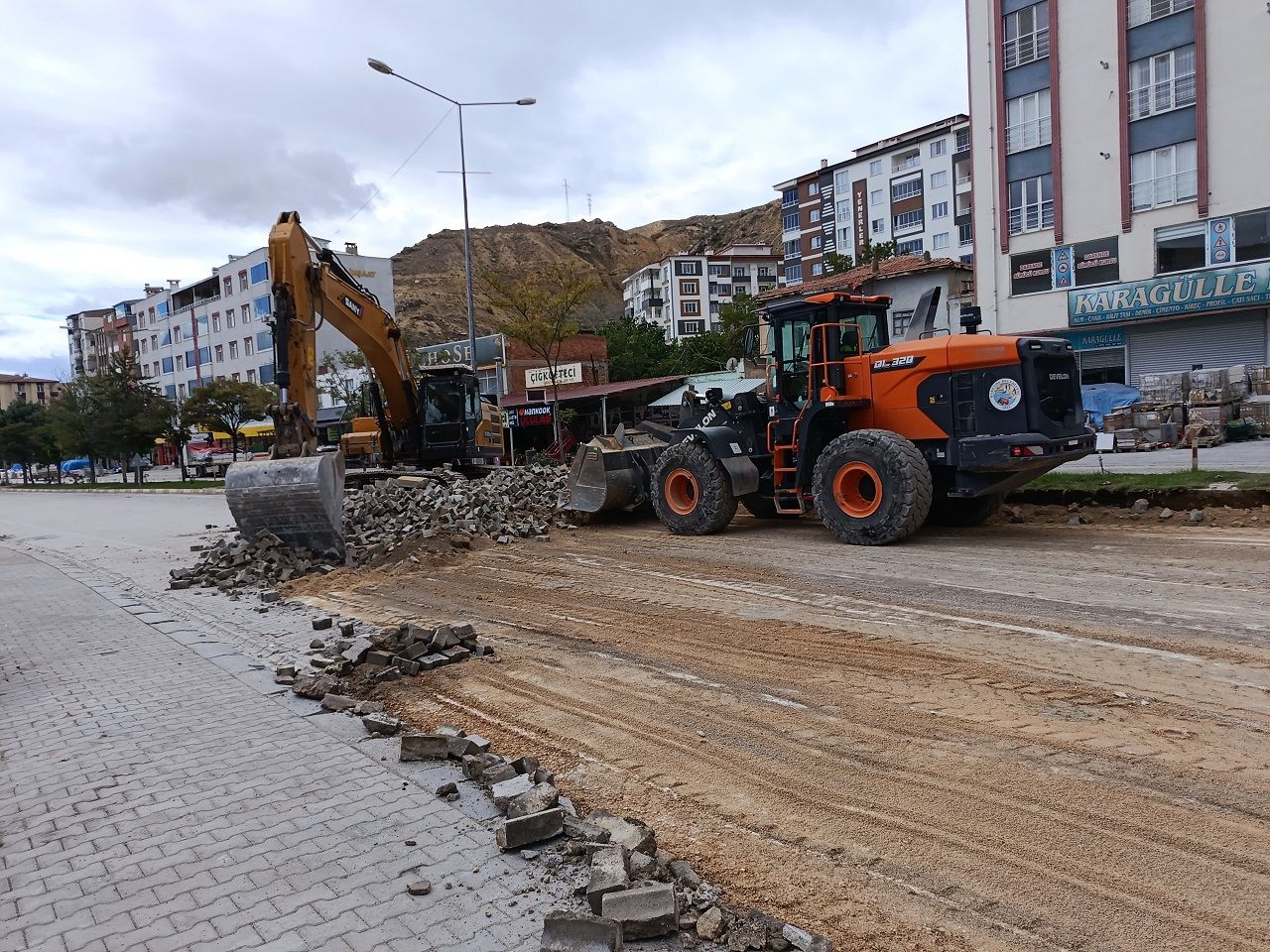 Darende’de O Yol İçin Beklenen Adım! Parkeler Sökülüyor, Sıcak Asfalt Geliyor