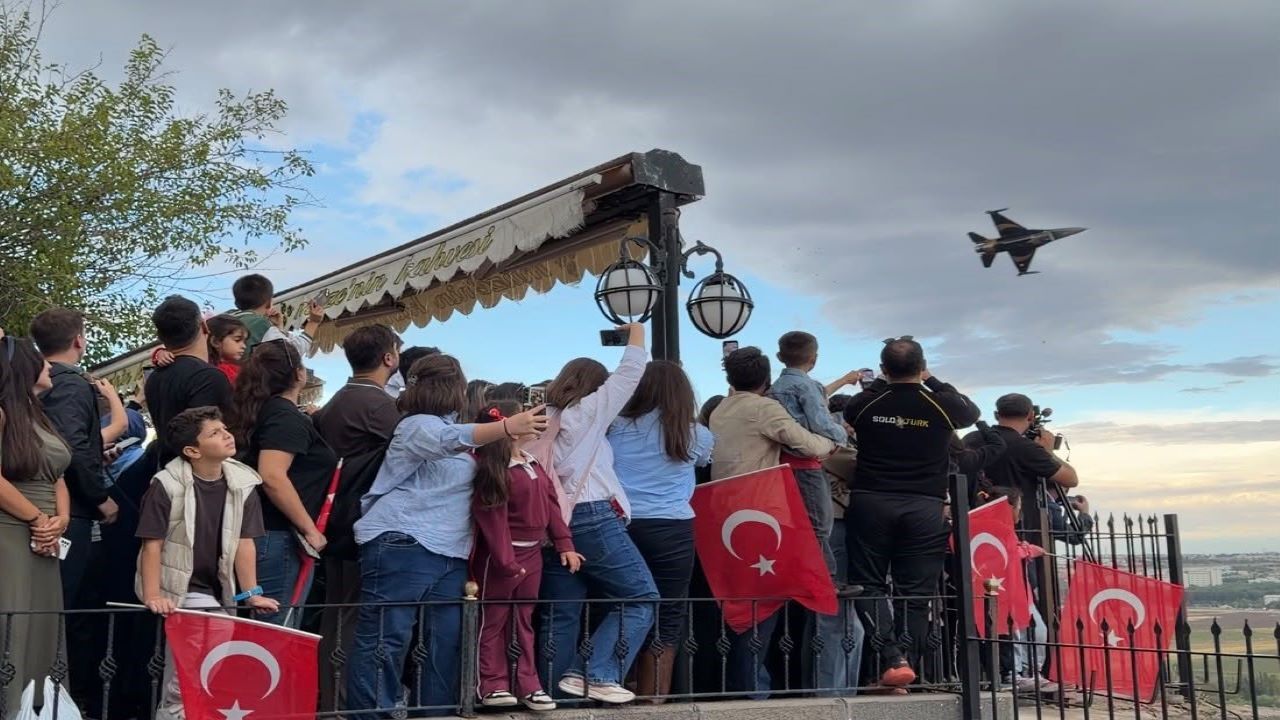 Binlerce Kişi Aynı Anda Gökyüzüne Baktı! SOLOTÜRK Diyarbakır’da
