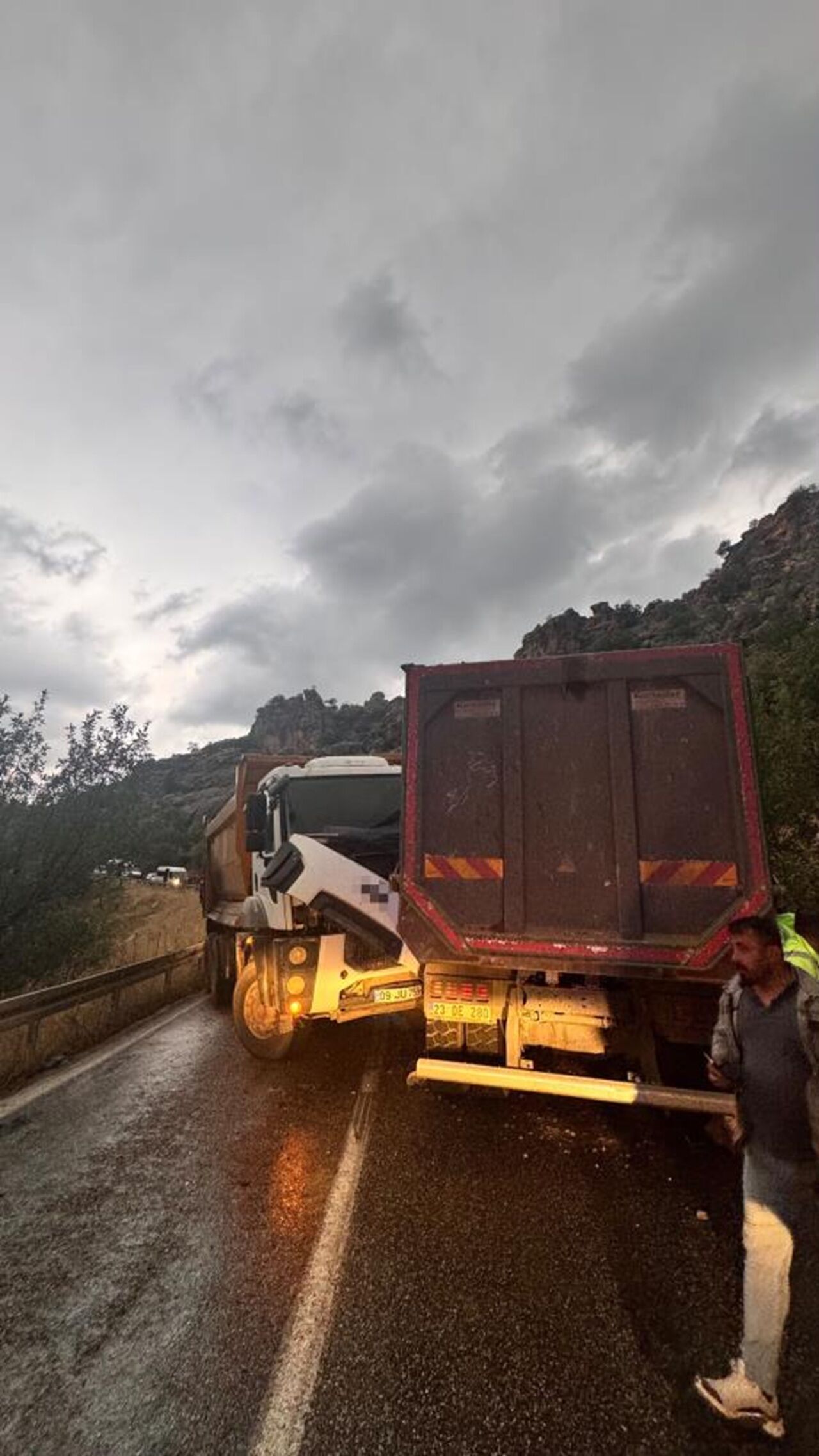 Adıyaman’da İki Kamyon Çarpıştı! Yol Trafiğe Kapandı, 2 Yaralı