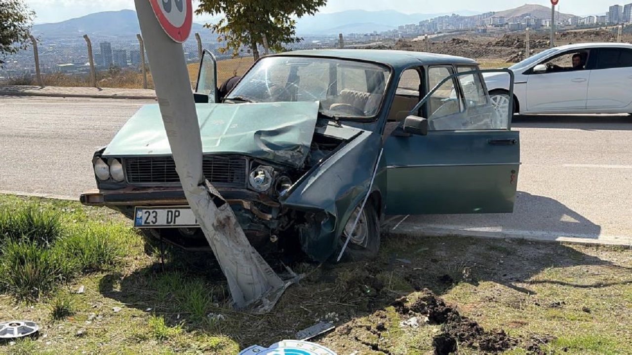 Elazığ’da Korkutan Kaza! Otomobil Aydınlatma Direğine Çarptı, 2 Kişi Yaralandı