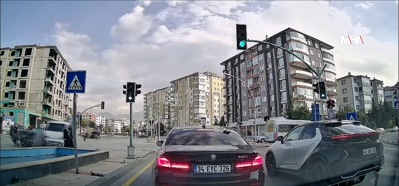 Malatya’da Feci Kaza Kamerada! İki Kadın Ölümden Döndü